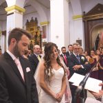 el novio y la novia durante la ceremonia de boda