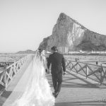 novios reportaje de bodas con gibraltar de fondo fotografo bodas la linea algeciras tarifa