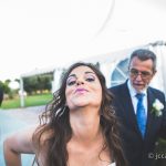 novia divirtiendose con fotografo de bodas