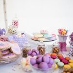 Mesa de dulces en boda, llena de colores y sabores