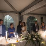 pirotecnia y detalles de la mesa de los novios con beso durante la celebracion de la boda