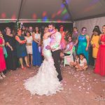primer baile de los novios con petalos de rosa en la boda fotografo bodas la linea algeciras tarifa