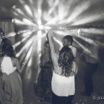 invitados bailando entre el juego de luces fotografo bodas la linea algeciras tarifa