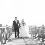 novios haciendose fotografias de boda en blanco y negro fotografo bodas la linea algeciras tarifa
