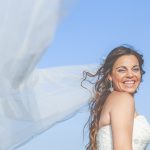 La novia feliz durante su reportaje fotografico de boda