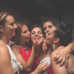 las amigas abrazando a la novia en la boda fotografo bodas la linea algeciras tarifa